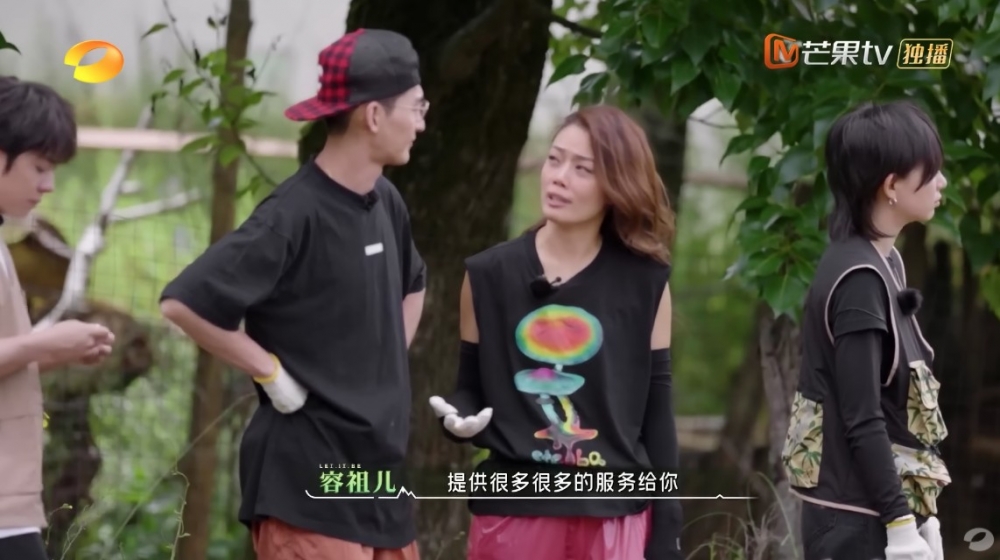 容祖兒主動行到張翰身邊請佢幫手捉雞