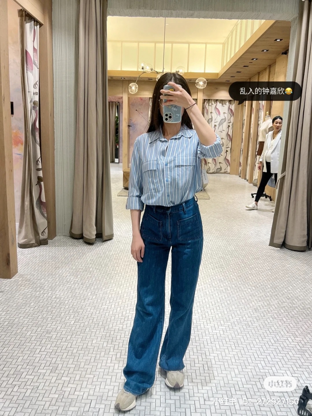 去年9月小紅書上有網友分享照片並表示自己喺服裝店試衫時偶遇鍾嘉欣