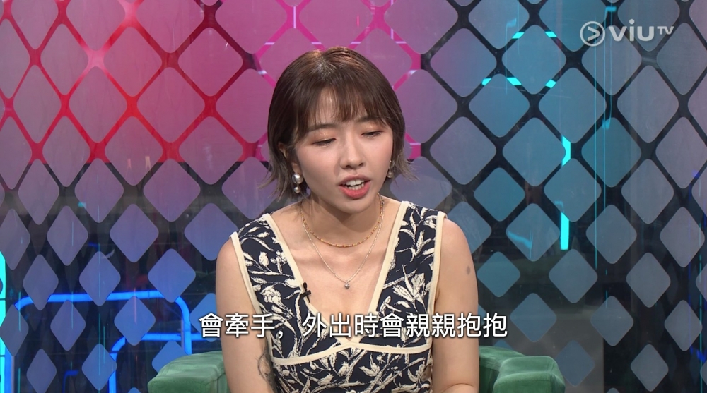 主持人問佢喺日本拍拖出街係咪唔可以拖手，KITKAT表示依家風氣開放咗好多，出街可以「攬攬錫錫」