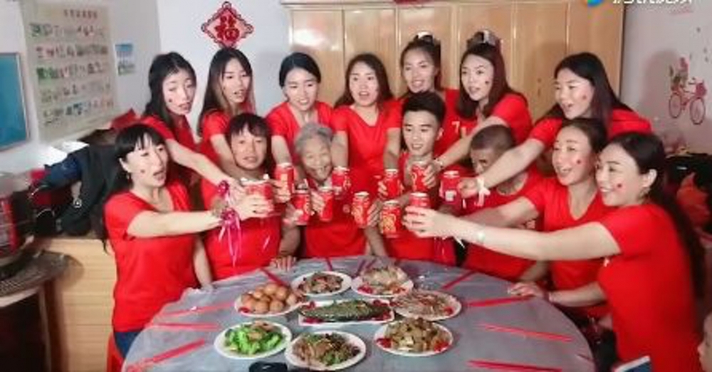 當時11位姐姐們都身穿訂製嘅紅色衣服,上面仲標上大家嘅年齡順序
