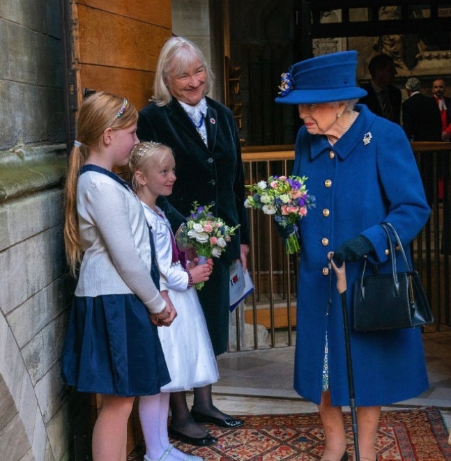 英女王仲會利用手袋喺公開活動時同助手們打暗號