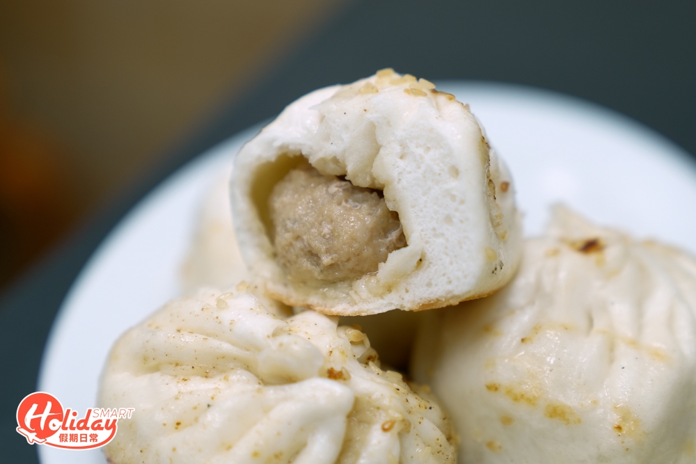 生煎包個頭大，走皮厚汁多的路線 ，底部煎得香脆金黃，上白下褐的顏色分外明顯，第一口不會只咬到麵包，肉餡算足料，帶有少量湯汁，食落香口。