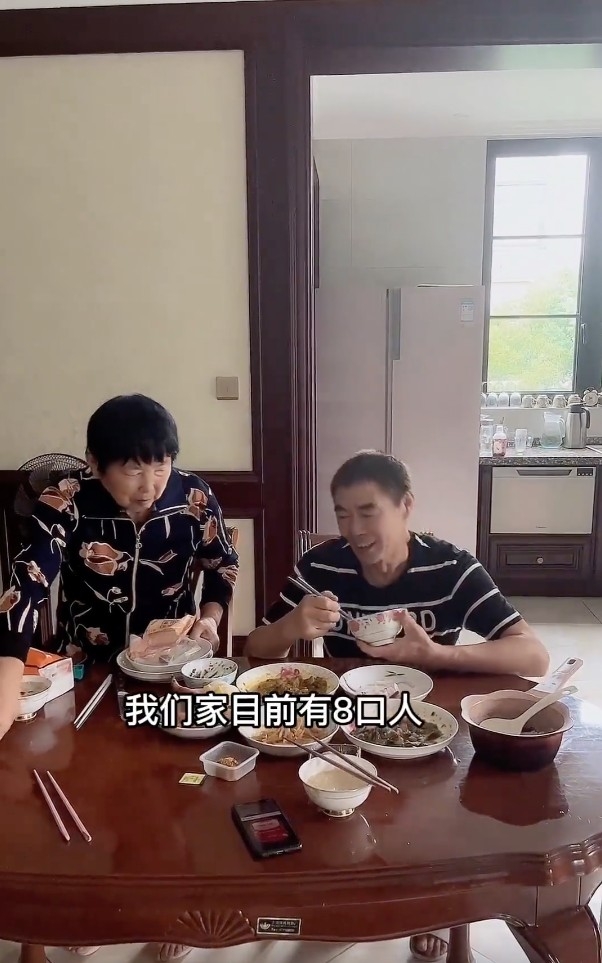 近日內地網上瘋傳一個人妻拍攝嘅影片，片中佢提及自己一家都住喺上海，自己、老公、老爺奶奶、老公哥哥、兩個女兒、以及媽媽一共8個人，全部都無正職。