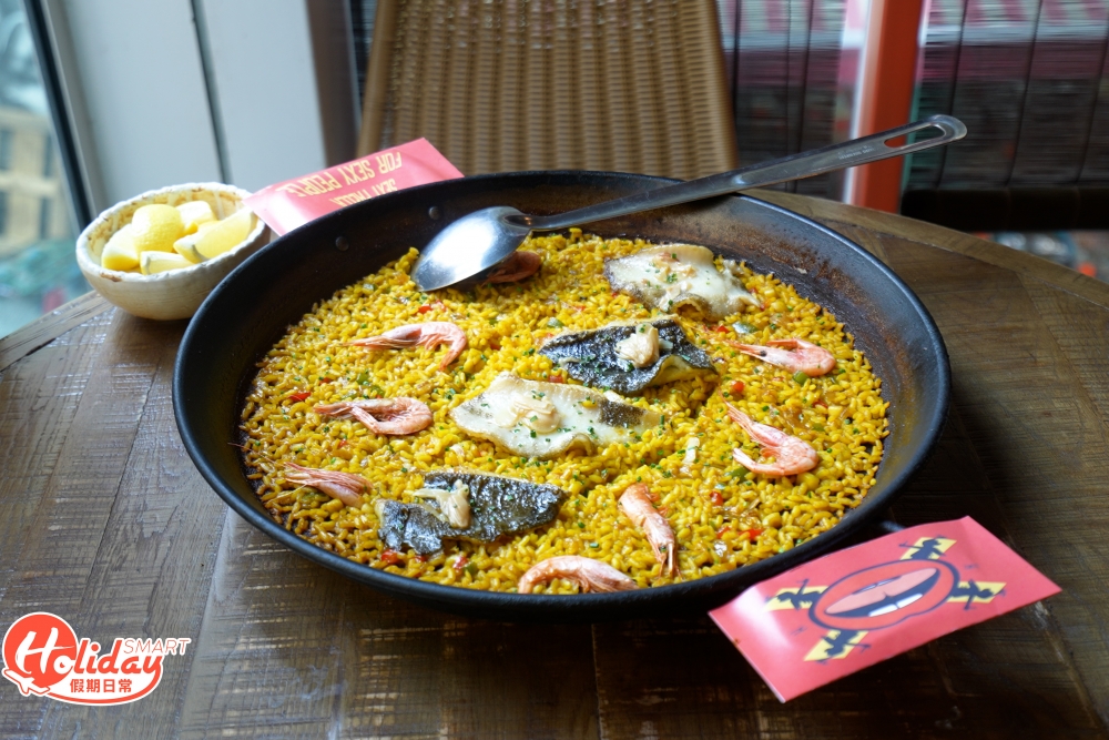 另一款限時供應的Arroz A Banda 海鮮飯用上多寶魚和西班牙紅蝦作配料，每鍋足足有成40吋，份量絕對足夠二人享用，食前加一兩滴檸檬汁，更能有提鮮的功用。