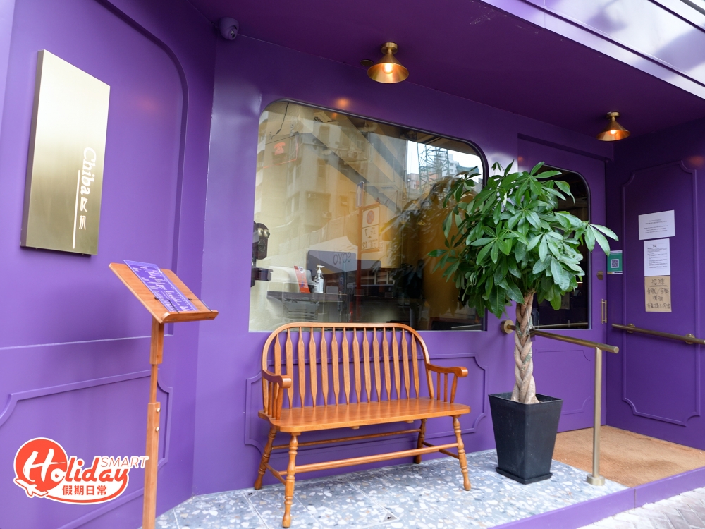 今時今日出街食飯想鋸扒，不少人會選擇到高級西餐廳歎靚牛扒，但談到情懷與風味，港式鐵板餐依然有無可取代的地位。旺角鬧市出現間全紫色門面的餐廳「 吃扒」，驟眼看以為是走昂貴路線的西餐廳，一望餐牌便發現其實是間港式懷舊扒房，屬同區人氣西餐廳「吃吧」的姊妹店。