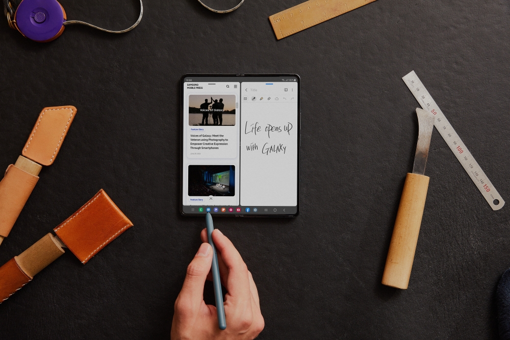 Galaxy Z Fold4可以同時打開3個軟件視窗，令工作不一定只應用在電腦的大屏幕上，使用手機亦可以隨時隨地做到。