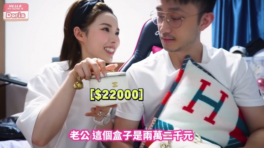 而佢老公都好細心地記得名牌手袋嘅大概價錢。