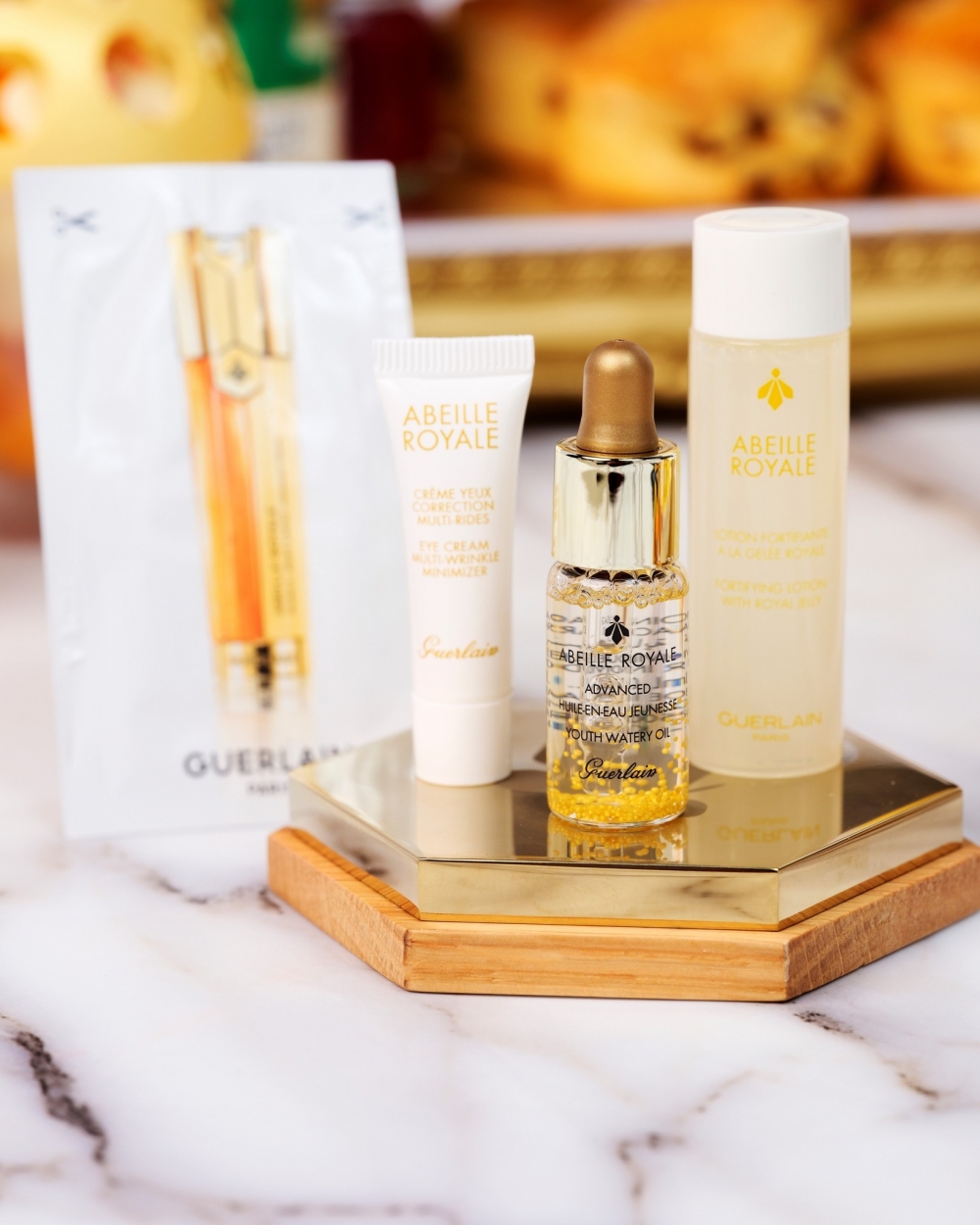 凡惠顧金蜂悅蜜下午茶，可獲贈1份價值$720的嬌蘭殿級蜂皇系列禮品，以及1張殿級蜂皇速效手部護理服務換領券。 