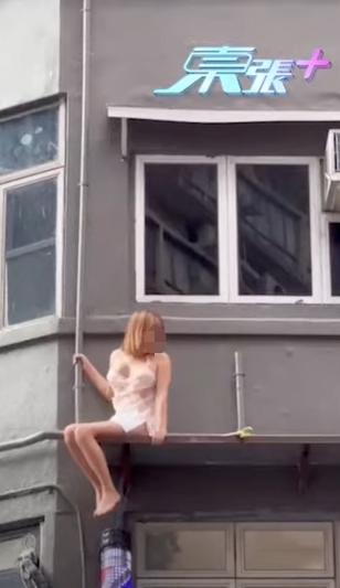 昨日（22日），一名女子喺尖沙咀寶勒巷唐樓外爬牆，引起熱議！