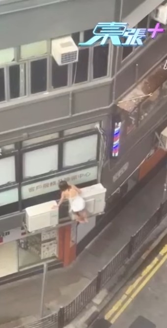 其後佢慢慢爬到冷氣機嘅位置，似乎想直接跳落地面？！