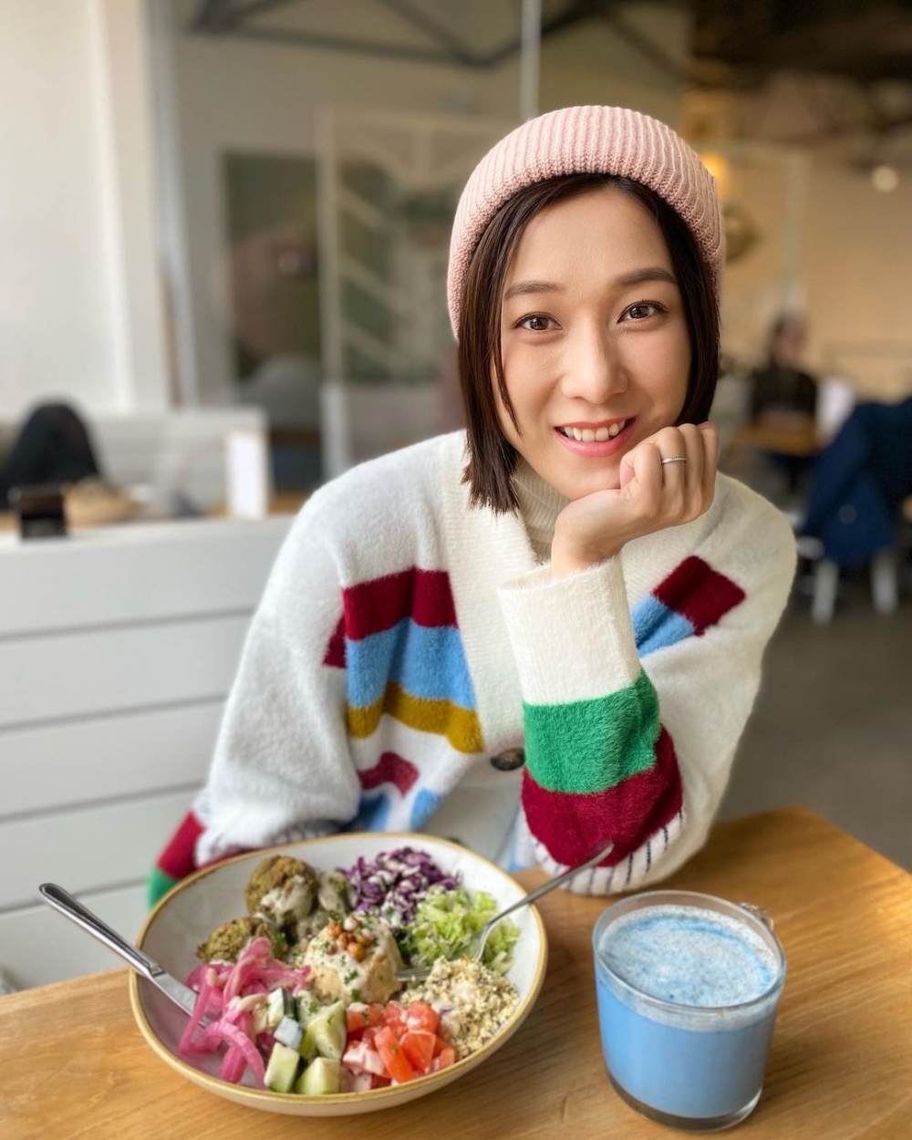 網民指曾經同屋企人偶遇過鍾嘉欣，當時無疫情，屋企人好有禮貌咁請求合照，但就被鍾嘉欣拒絕