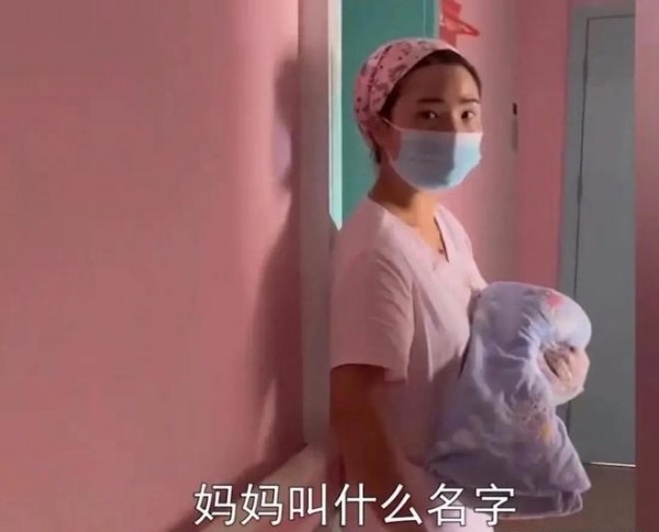 外面嘅家屬即上前想接過BB，護士即問佢哋產婦叫咩名