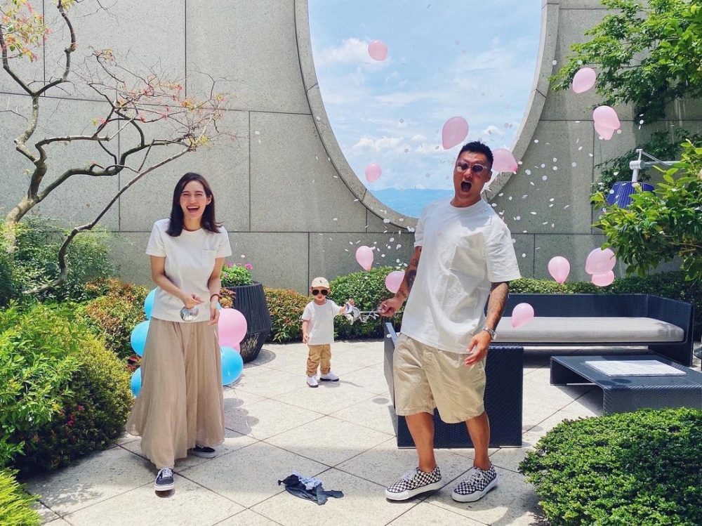 豪宅頂樓亦十分有格調,余文樂同太太宣佈二胎性別時就曾喺天台公佈。