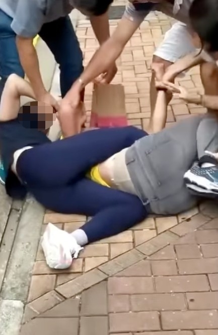 近日網上瘋傳2名女子喺西環街頭上演MMA嘅片段，引起熱議！