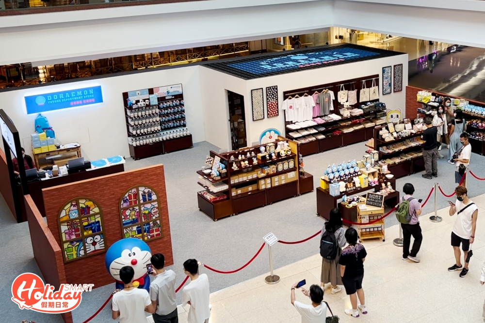 有追開多啦A夢（叮噹）就知道它幾乎每樣道具都是跟未來百貨公司訂購或租用，而「多啦A夢未來百貨公司」之前就變成實體店在東京台場開幕，是全球首間多啦A夢官方商店，今次終於衝出日本登陸香港，在九龍塘開設海外首間「多啦A夢未來百貨公司」期間限定店，為期3星期，首次於日本以外地區發售限定商品，包括家居用品、裝飾擺設、服飾和首飾等300款精選產品。
