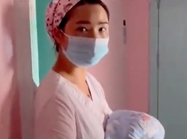 護士堅決唔畀家屬抱B，更以凌厲眼神警告對方。