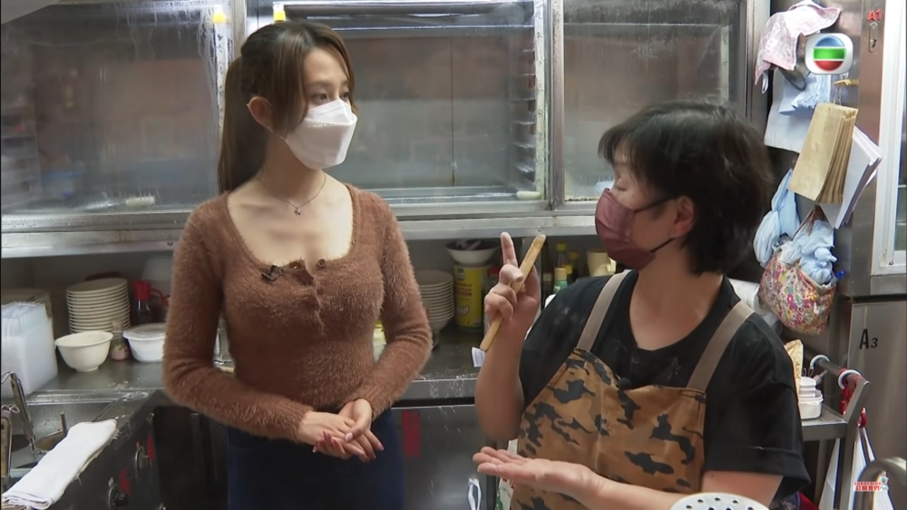 平時梁菁琳喺節目中嘅衣著都比較貼身,大晒S型身材!