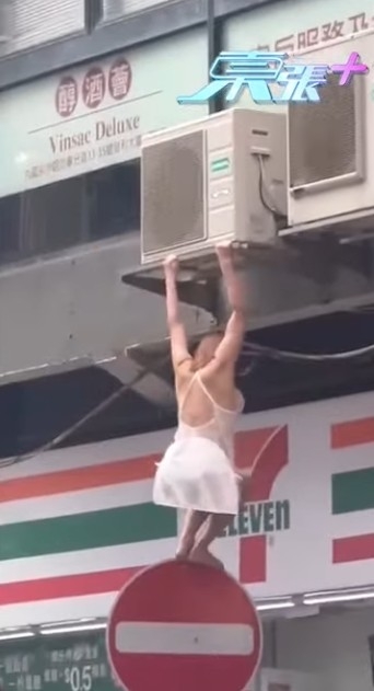 佢成功用驚人嘅體力踏落路邊指示牌上！