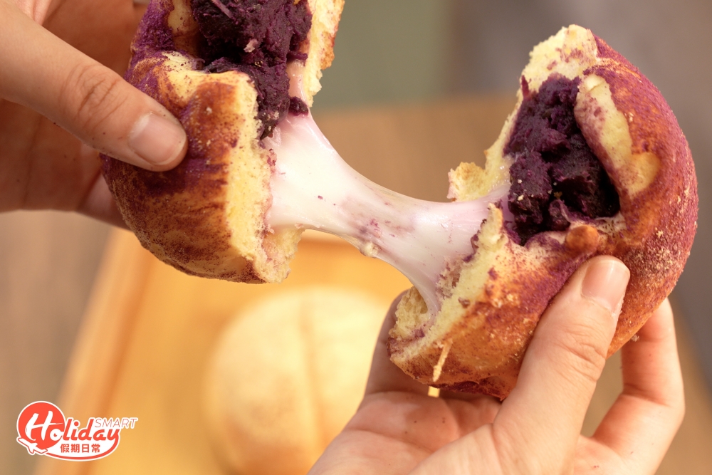 必食紫薯麻糬軟包，包質鬆軟，內餡加入豐富的紫薯蓉，再配合拉絲麻糬，賣相十分吸引！