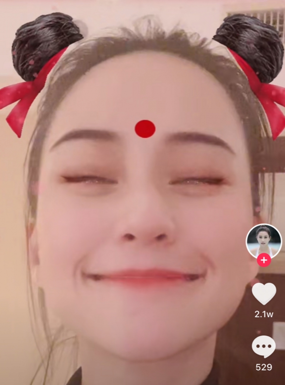 瞇埋眼有幾分相似