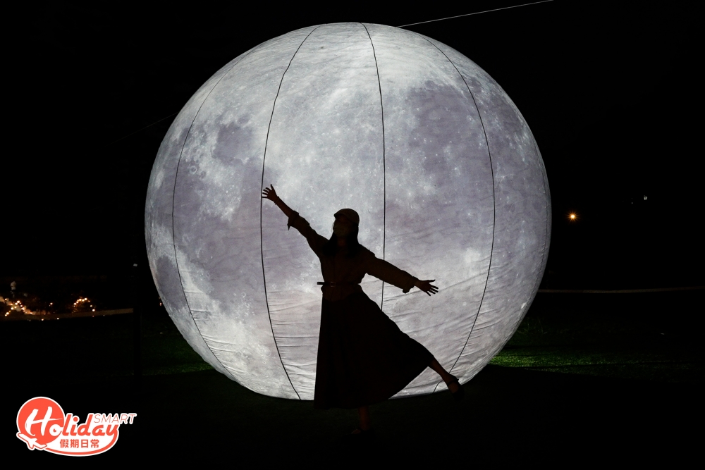 草地上位置擺放了5米高巨型月亮燈，可以近距離欣賞又大又圓的月亮，站在月球前輕鬆影出剪影效果照片，月亮前更擺放了過百個兔仔和蘑菇等造型燈，不定時會發光，顯得更加有中秋氣氛，場面非常震撼，同樣是必影的打卡位。
