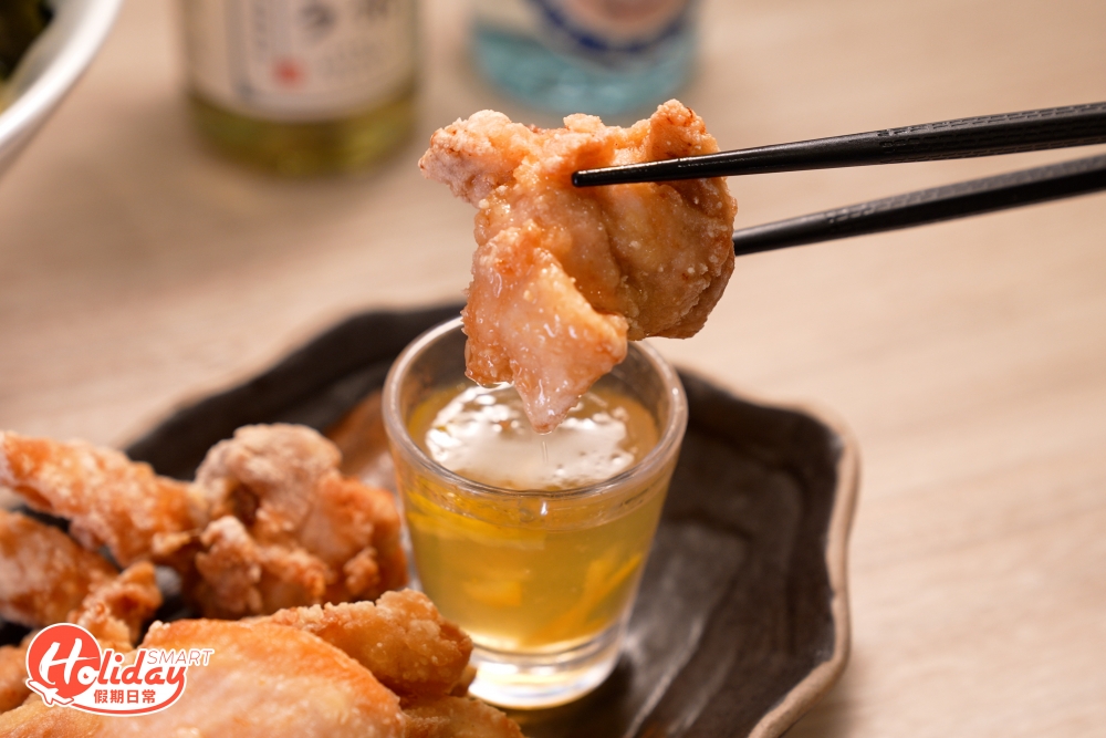 柑橘果凍唐揚炸雞有別傳統食法配他他醬,伴以酸甜清爽的柑橘果凍同食,中和油膩感。