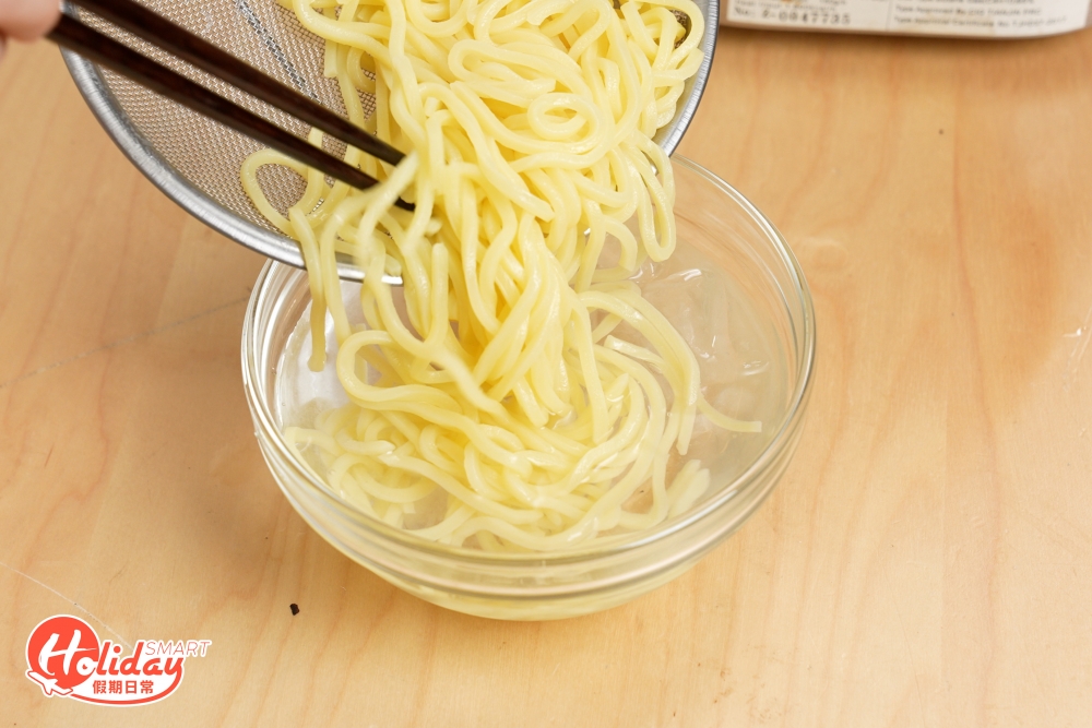 1.先將日式拉麵煮熟,大幾1-2分鐘即可,以免拉麵變得太軟!