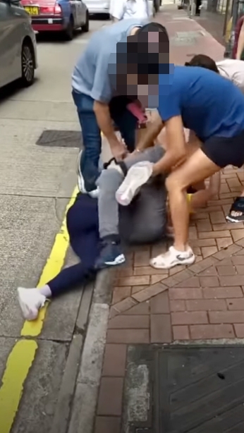 本身2名女士喺馬路邊瞓地下互夾，由途人帶返上行人路！