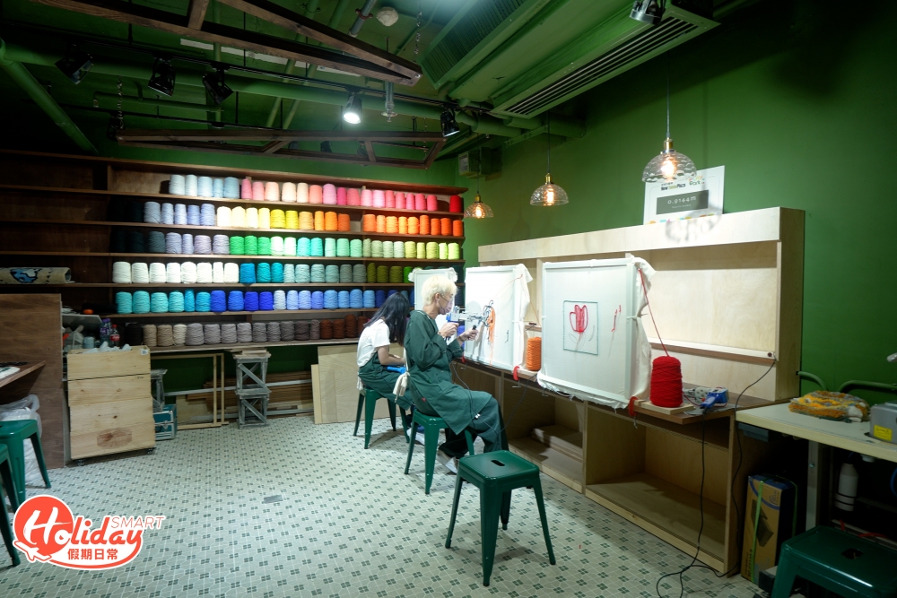 好靜的話，不妨參與0.9144m的簇絨（Tufting) 工作坊，透過混合不同物料和工藝，將心目中的圖案利用地氈槍重現