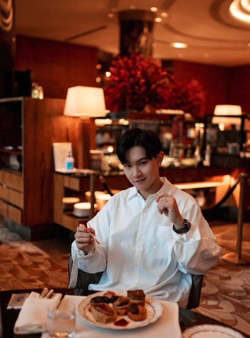 佢亦有份擔任模特兒