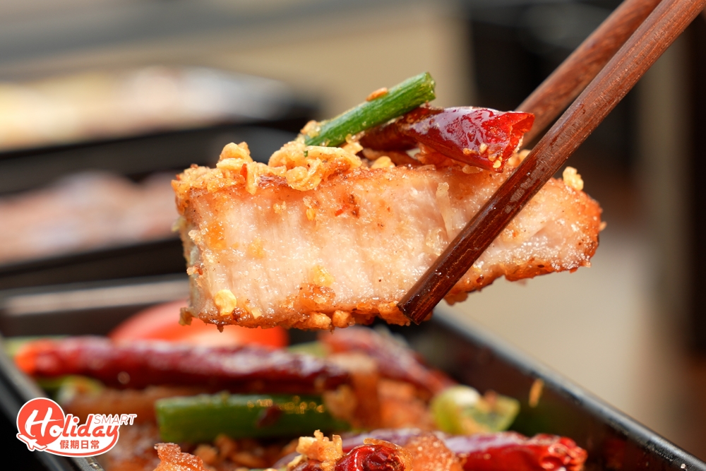 為迎合港人口味特別推出港式風味的避風塘豬扒飯，表面鋪上大量炸蒜和椒鹽，豬扒醃得夠入味且不乾柴，似足大排檔的椒鹽豬扒。