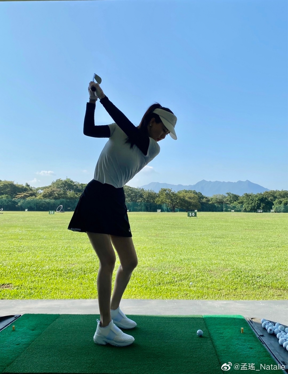 孟瑤平日閒時打下高爾夫球