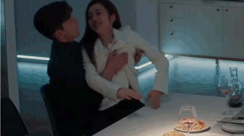 張翰近日因為主演電視劇《東八區的先生們》引發爭議，佢被指喺劇中借機「抽水」，佔女演員便宜