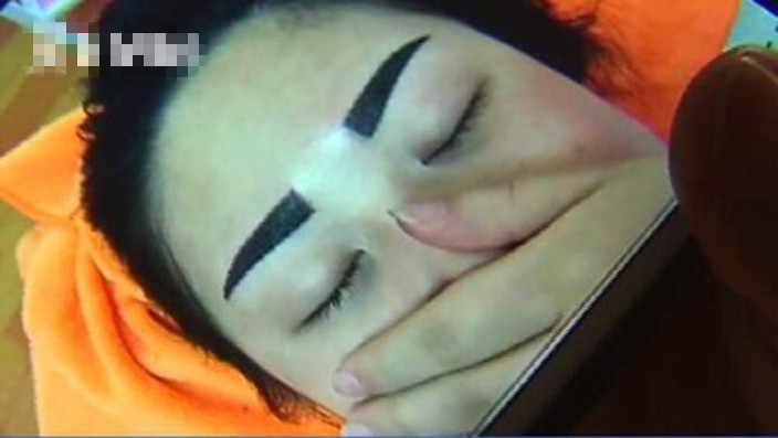 20歲內地女子紋眉後，發現眉毛非常深色以及眉頭起角！