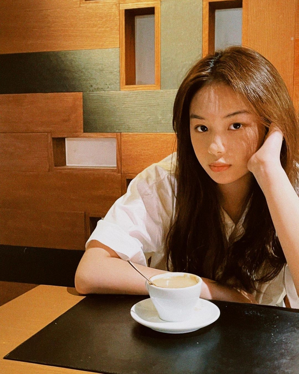 今年16歲嘅佢已經考獲ABRSM歌唱8級以及ABRSM鋼琴8級