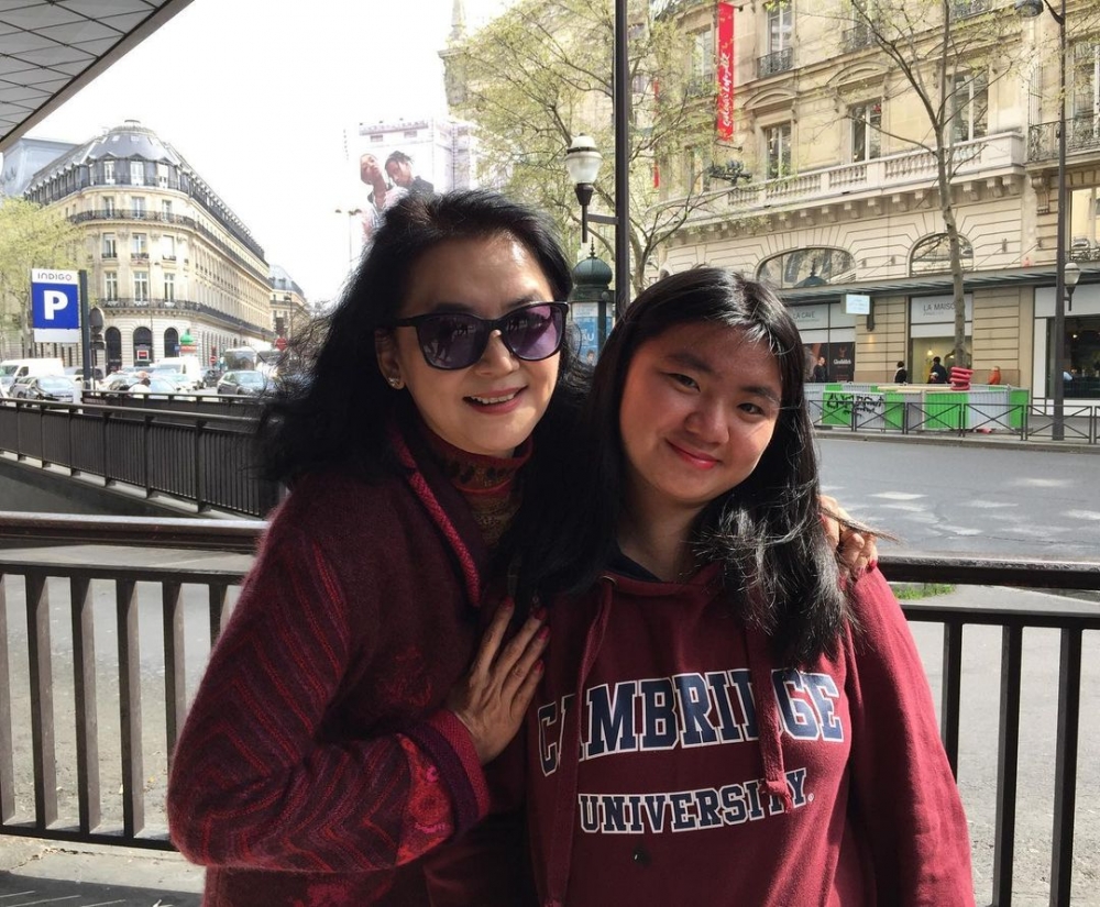 多才多藝嘅何嘉珍喺IG「你問我答」中表示自己以後想從事與娛樂有關嘅行業或者英文老師