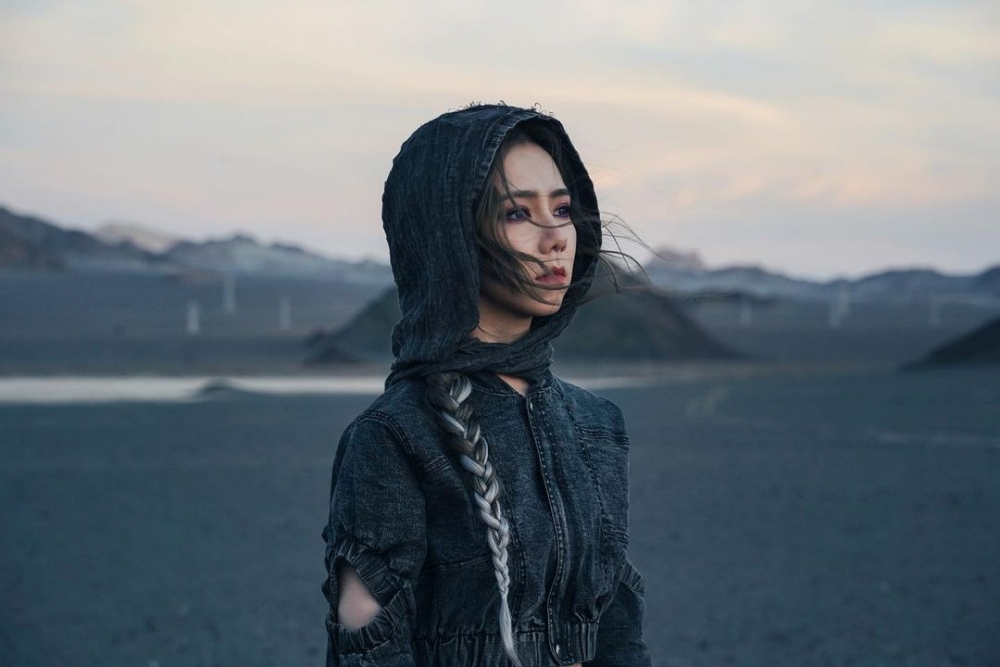 新歌第一首主打《GLORIA》與G.E.M.英文原名同名