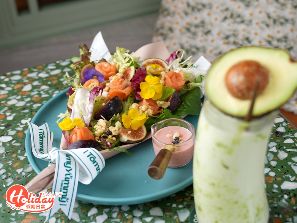 店家打卡之選還有少女感滿滿的花束沙律，加入無花果、煙三文魚伴沙律，再淋上火龍果沙律醬，整體味道清新，醬汁酸甜開胃！