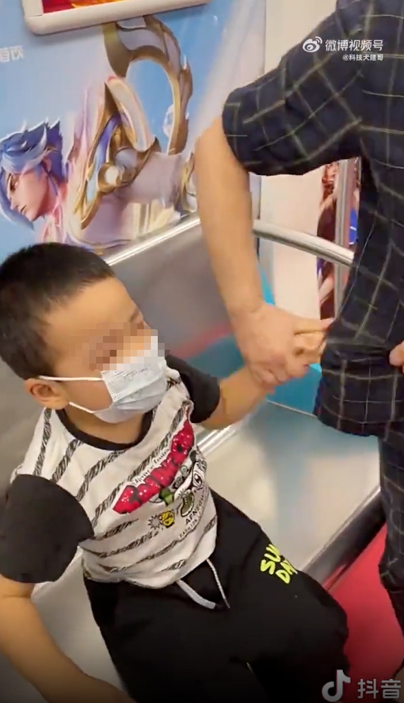 網絡正瘋傳一段3歲男童地鐵「搶位」事件,引起網民熱議!