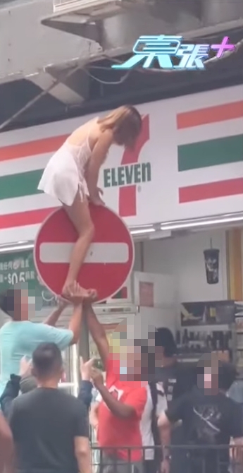 身旁嘅途人都立刻走佢幫手扶佢！