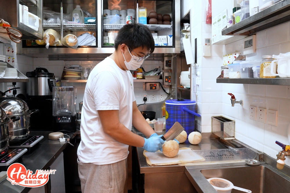 店家的子每天新鮮到貨,人手逐個開殼,提取解甜椰子水,再炮製成不同甜品,保證款款新鮮!