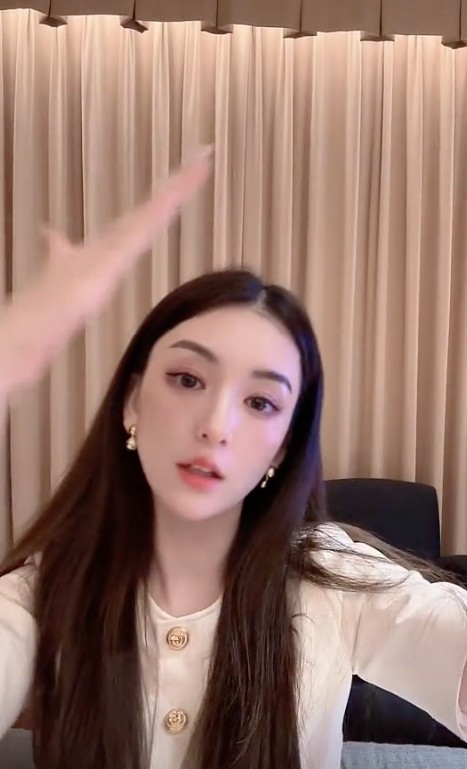 影片中方媛配合背景音樂做動作，妝容十分精緻