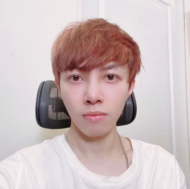 圖為慕容鼻子手術消腫後嘅照片，佢表示覺得自己嘅鼻的確高咗！