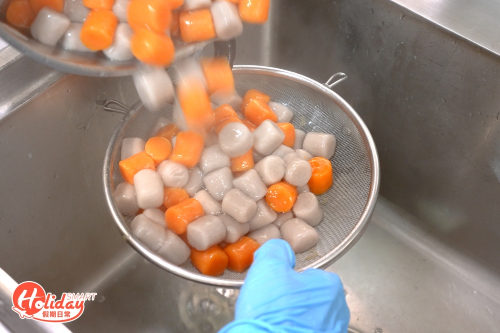 招牌芋圓以只上芋頭、番薯、紫薯為原材料，再加入糖及木薯粉製作，堅持不加入防腐劑或人造色素，成份天然，只為食客食得更健康。