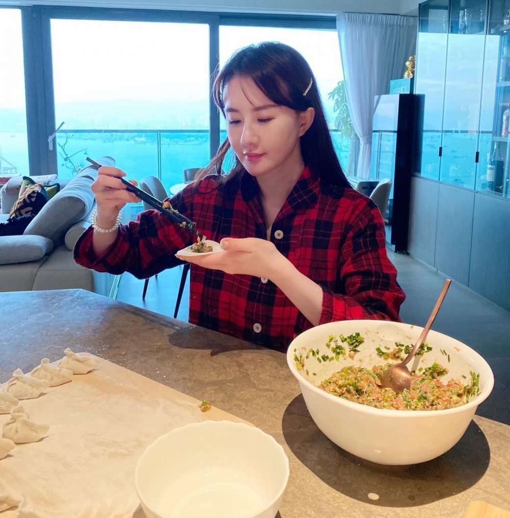 孟瑤進駐位於西半山嘅天匯3,000呎豪宅，據知同面積嘅單位售價超過$2億，租金亦至少$15萬一個月！