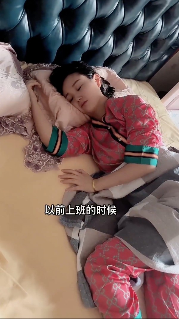 人妻稱佢偶爾都會下廚、做下家務，睇嚟都過得好「佗佻（他條）」，但人妻表示自己要拍片剪片，生活十分忙碌。