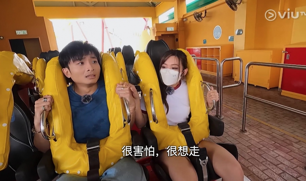 阿Dee一坐底，KBG就忍唔住捉佢隻手