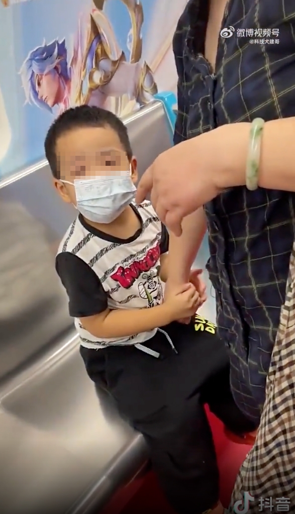 期間男童委屈咁話「小孩子坐坐還不行啊!」
