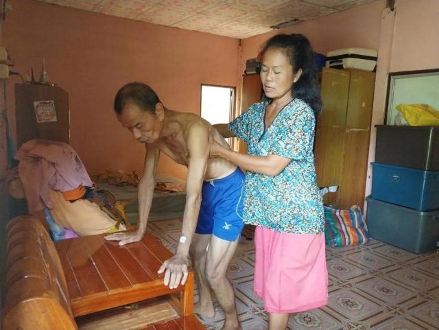 但自從老翁上年唔小心喺屋企跌倒之後,佢就開始變得行動不便!