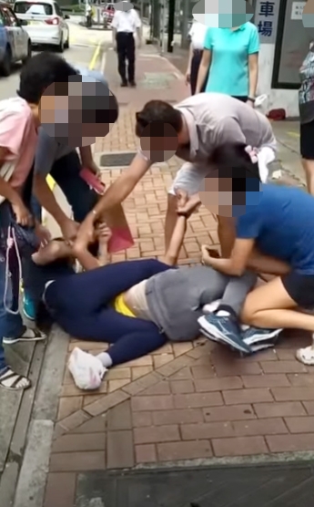 灰衫外籍男士細心安慰女士「I know your feeling ！」